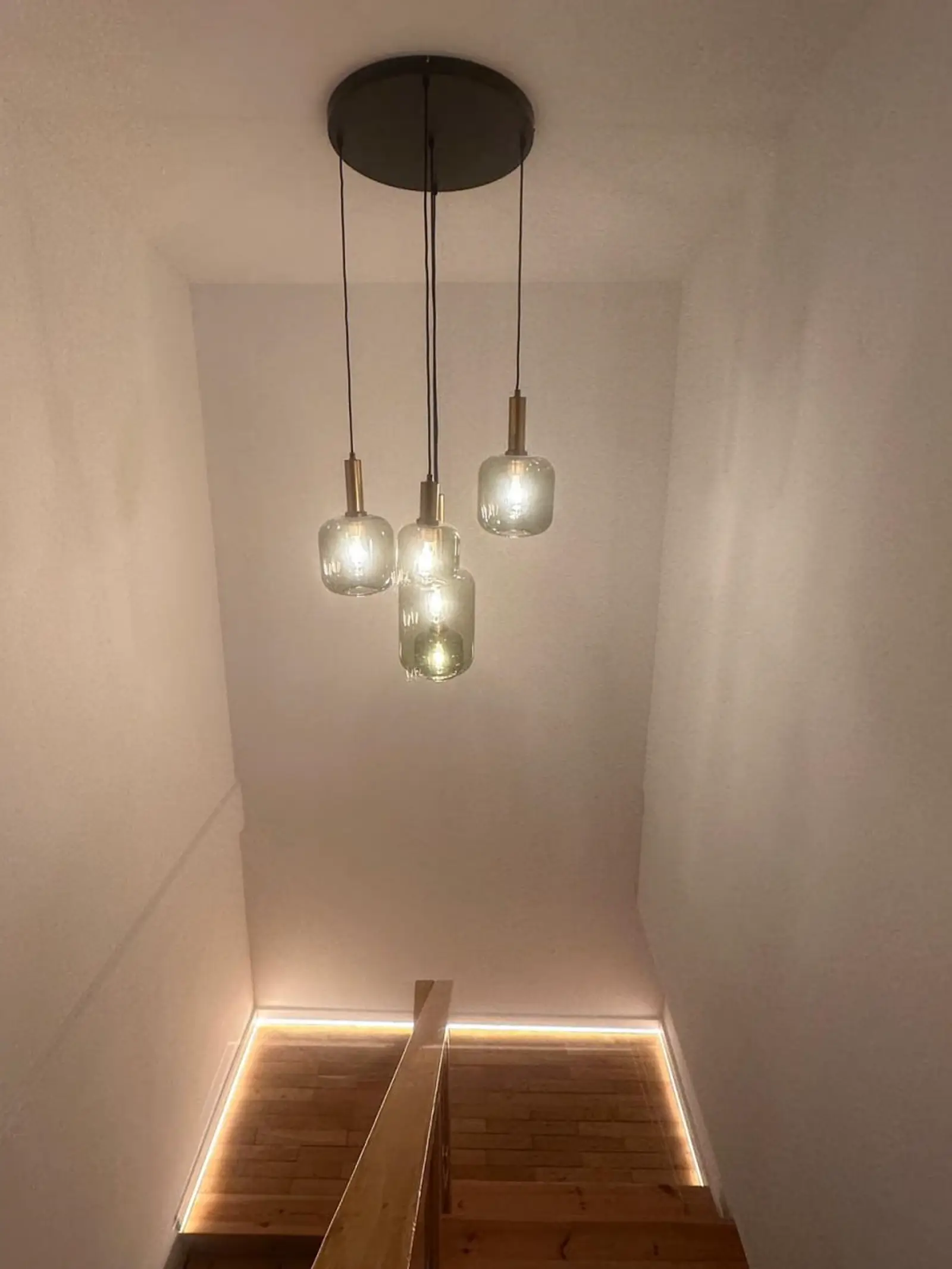 Escalera interior con iluminación decorativa en reforma de vivienda