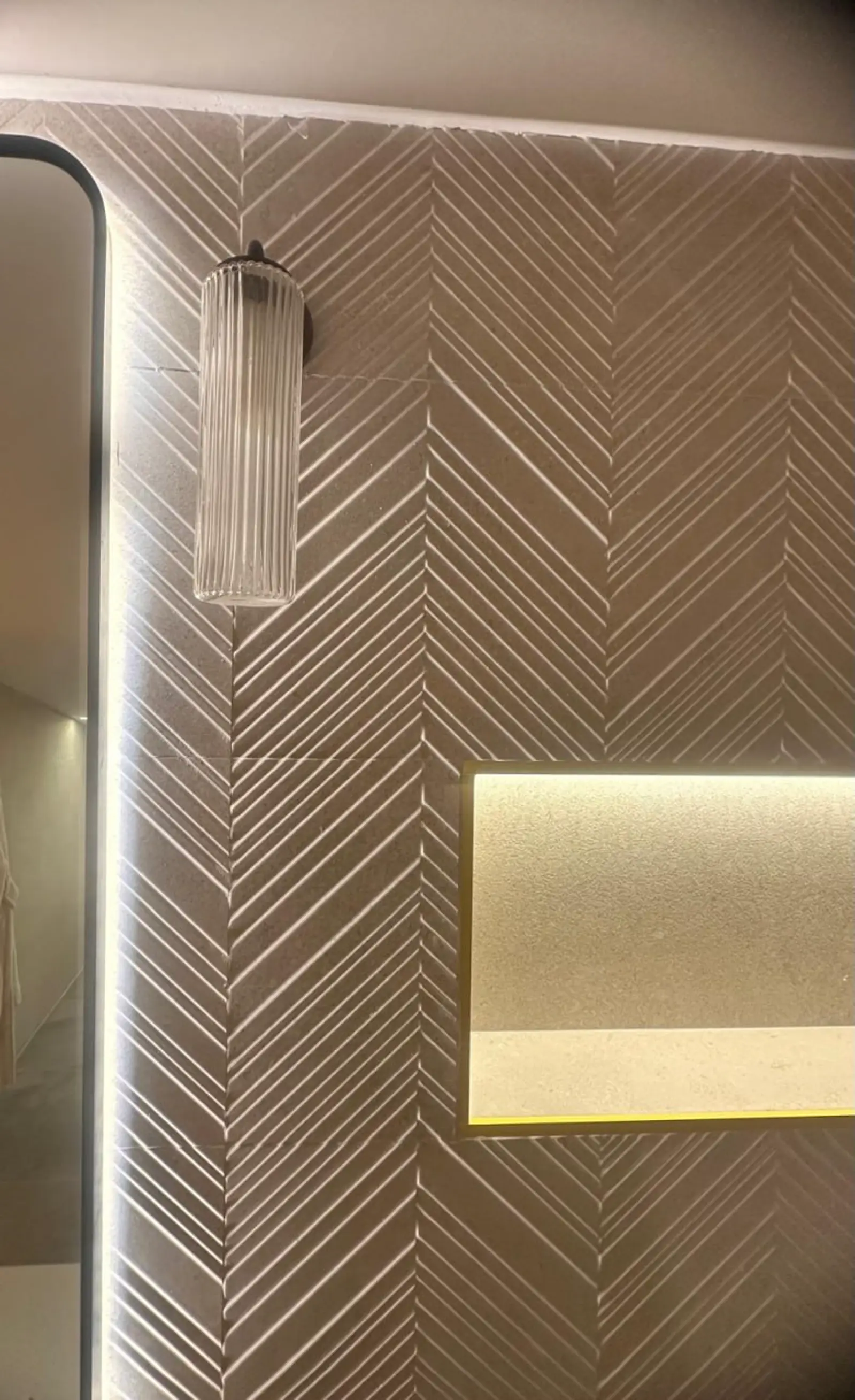 Pared decorativa reformada con acabado interior