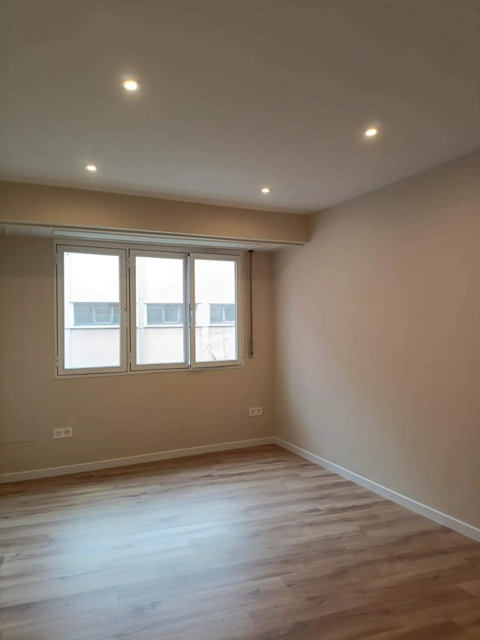Salón reformado con suelo de madera y techo revestido en Mallorca